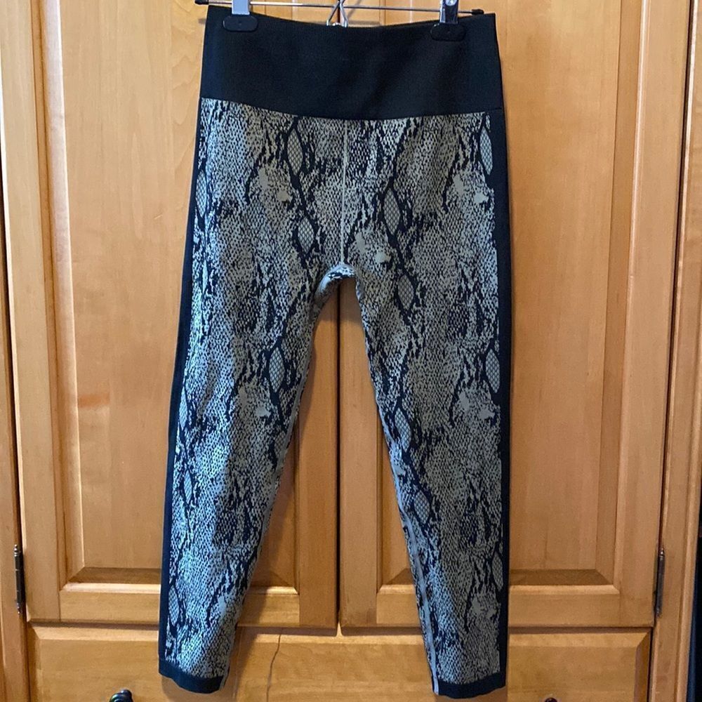 Fabletics High waisted seamless snakeskin leggings size L